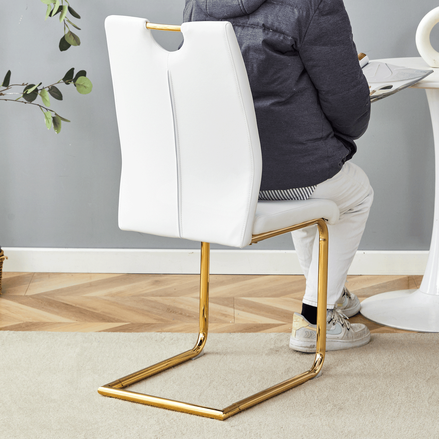 White PU Dining Chair Set.Uniquely Designed White Dining Chairs. PU Material, Paired With Gold Metal Chair Legs. Suitable For Offices, Restaurants, Kitchens, Conference Rooms, Etc. Set Of 6